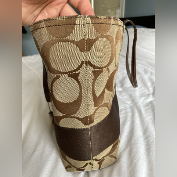 2007 almost vintage Coach Bag. Brown/Beige outside, striped colour inside - Picture 11 of 12
